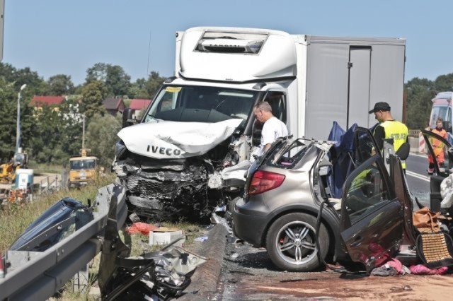 -&nbsp;Cały czas ustalamy przyczyny tragicznego wypadku – informuje podinsp. Jarosław Tchorowski, naczelnik zielonogórskiej drogówki. Policja ma nagranie z rejestratora, na którym dokładnie widać przebieg tragicznego zderzenia.