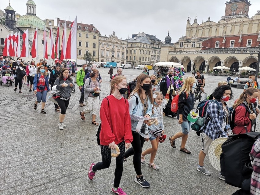 Piesza Pielgrzymka Krakowska po raz 40. wyruszyła z Wawelu na maryjny szlak [ZDJĘCIA]