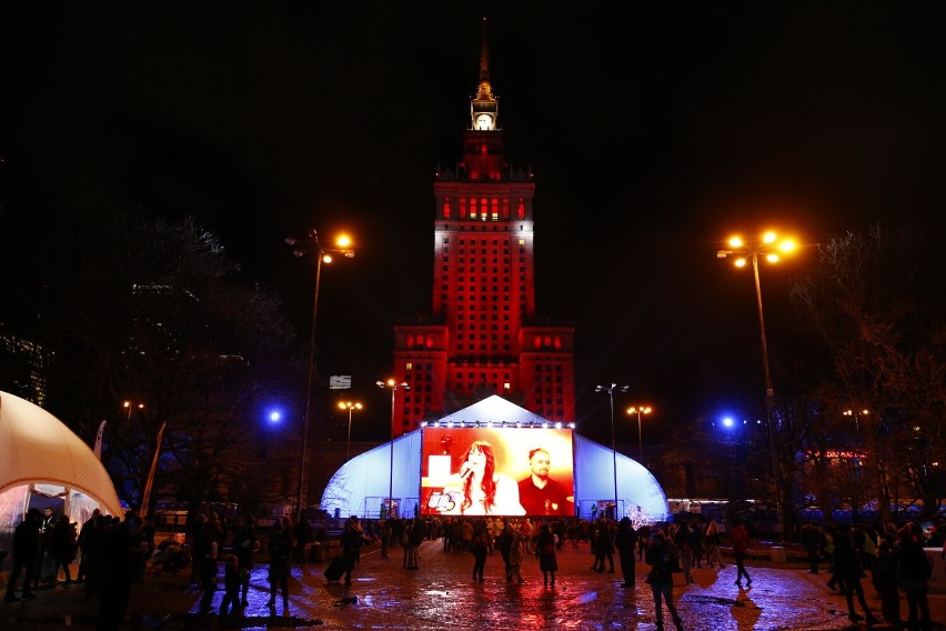 WOŚP 2022. Jubileuszowy koncert pod Pałacem Kultury i Nauki w Warszawie. Na scenie Król, LemON, happysad i wiele innych gwiazd