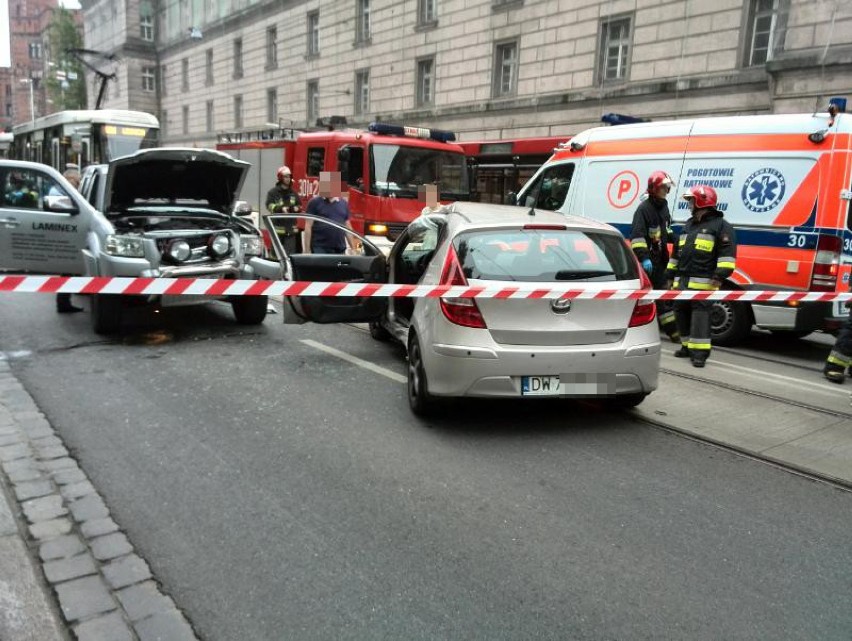 Wypadek na Podwalu. Auta zablokowały torowisko (ZDJĘCIA)