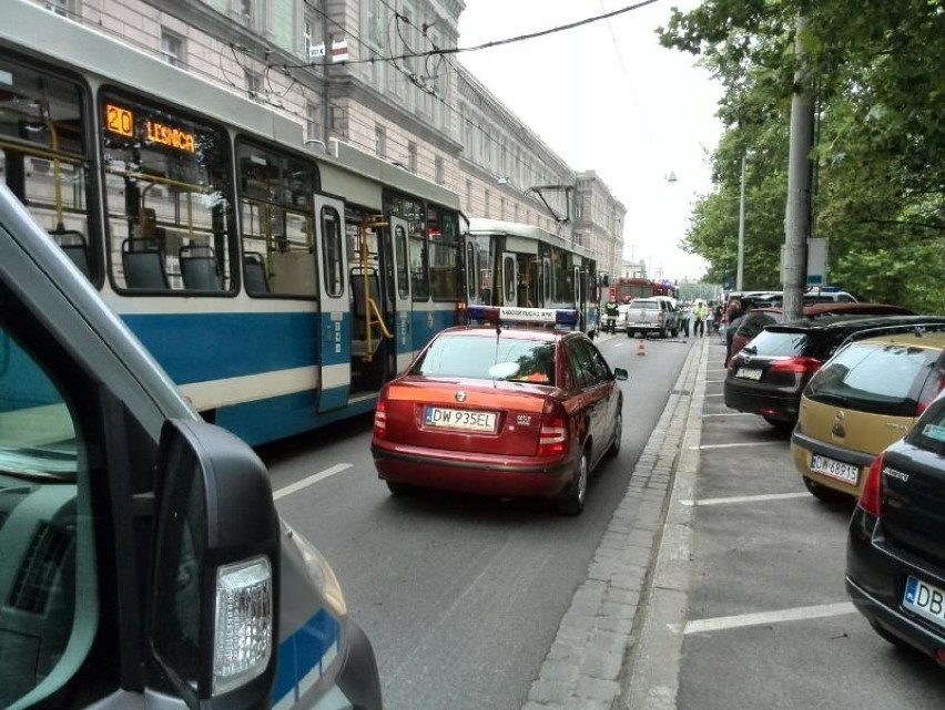 Wypadek na Podwalu. Auta zablokowały torowisko (ZDJĘCIA)