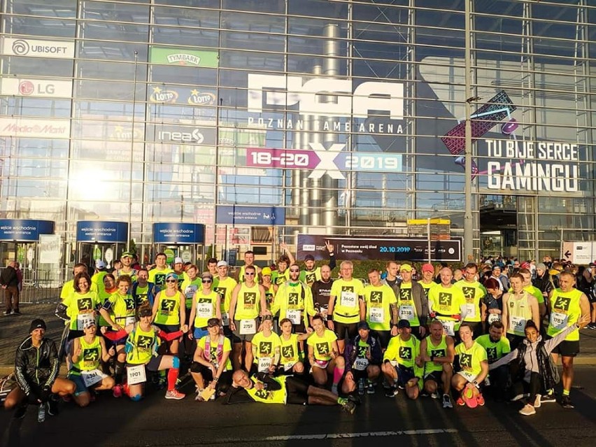 Liczna grupa Night Runners Gniezno na maratonie poznańskim 