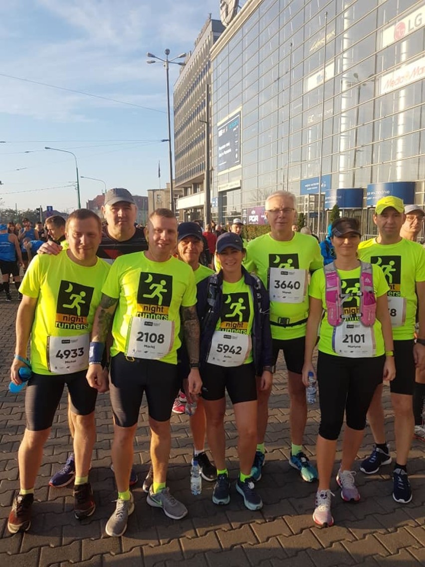 Liczna grupa Night Runners Gniezno na maratonie poznańskim 