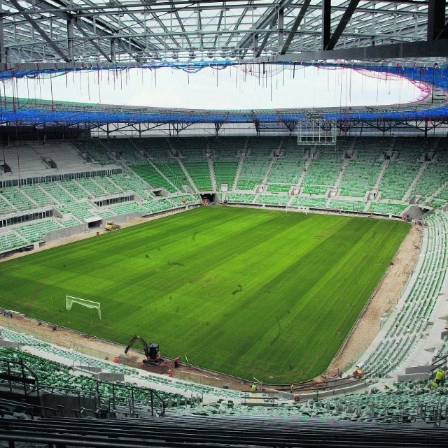 WROCŁAWSKI STADION NA PILCZYCACH
Kluczowe prace zgodnie z zapewnieniem wykonawcy zakończyły się do 30 czerwca. Wyjątkiem był montaż krzesełek, który spóźnił się o około miesiąca. Teraz harmonogram prac do końca sierpnia jest jasny i zdaniem spółki Wrocław 2012 realny do wykonania. Kluczowe będą same odbiory i czy nie pojawią się przy nich problemy, jak na arenach w Poznaniu i Gdańsku.