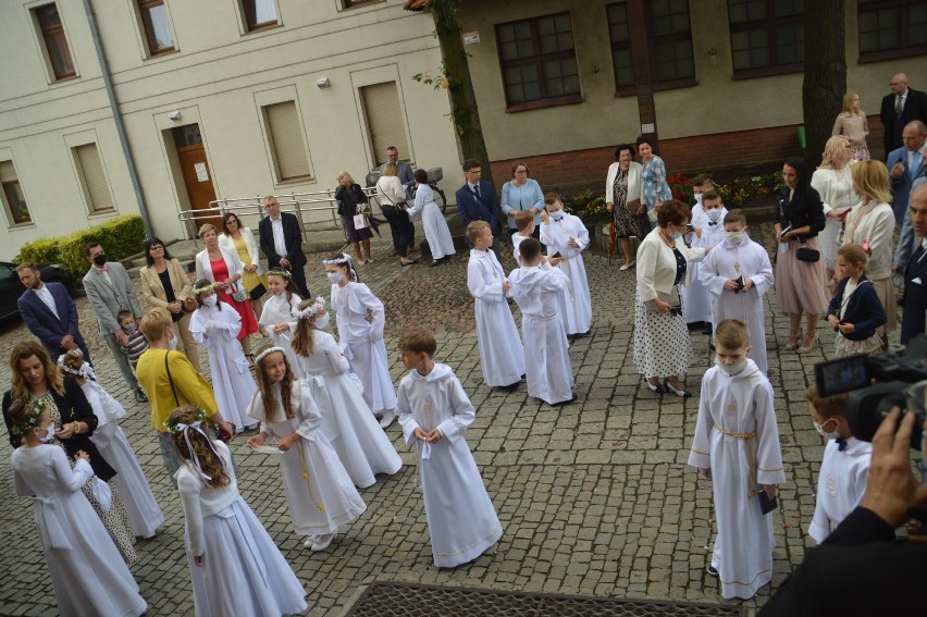 Rawicz. Pierwsza Komunia Święta 2020 w Rawiczu. Pierwsza grupa dzieci z parafii pw. św. Andrzeja Boboli przyjęła sakrament [ZDJĘCIA] 