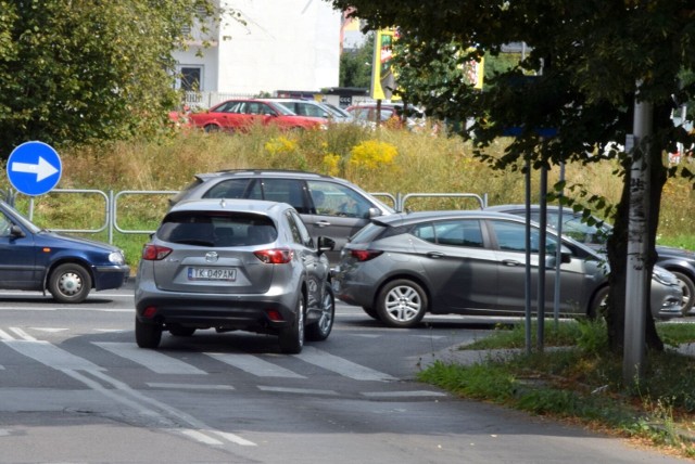 Na ulicy Winnickiej szykują się zmiany, na odcinku od Jarosińskich do alei Solidarności ruch będzie tylko jednokierunkowy, bez możliwości wyjazdu w Aleję Solidarności. 

Zobacz kolejne zdjęcia