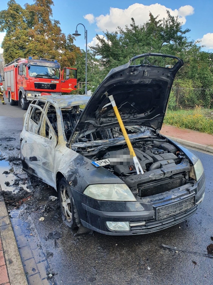 Pożar samochodu w Wągrowcu. Na miejsce wysłano straż pożarną