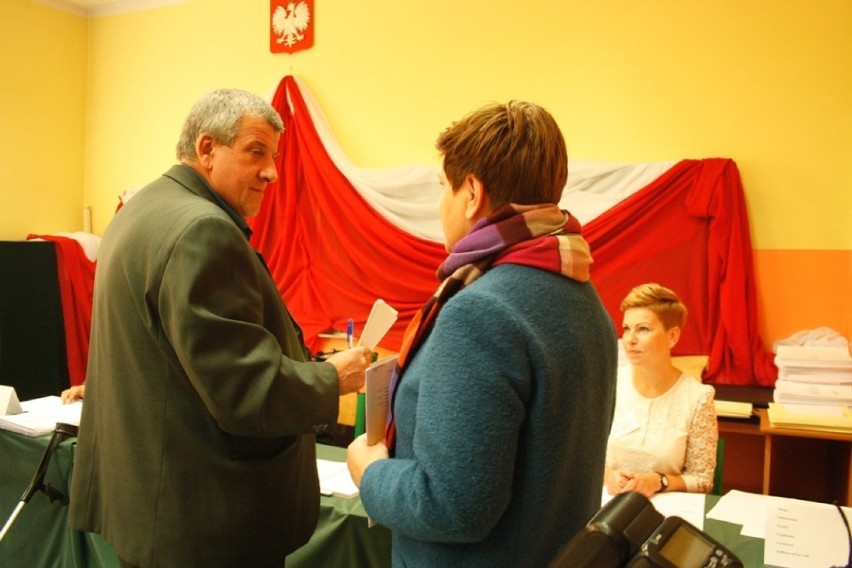 Wybory parlamentarne 2015. Beata Szydło głosowała w Przecieszynie [WIDEO, ZDJĘCIA]
