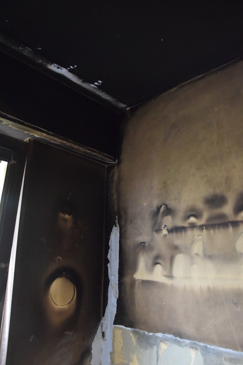 Małżeństwo emerytów z Sieradza straciło dach nad głową w pożarze. Ruszyła akcja pomocy. Jak wesprzeć poszkodowanych? (zdjęcia)