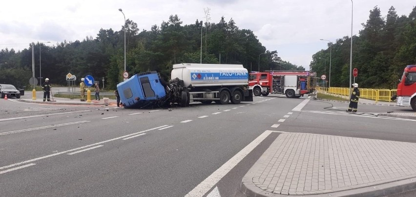 Wypadek dwóch ciężarówek w Myślinie