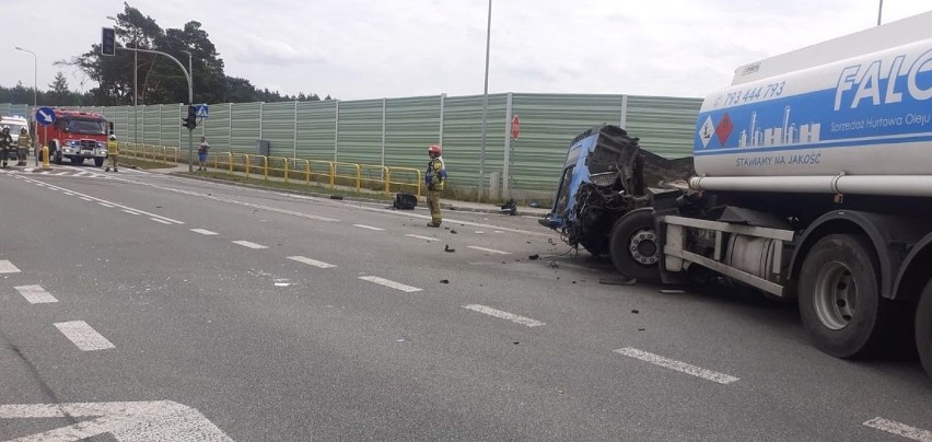 Wypadek dwóch ciężarówek w Myślinie