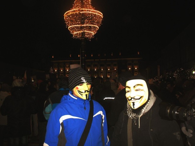 Kilka tysięcy ludzi na Krakowskim Przedmieściu dało wyraz swojemu sprzeciwowi przeciwko podpisaniu ACTA przez Polskę. Fot. Katarzyna Bańbor