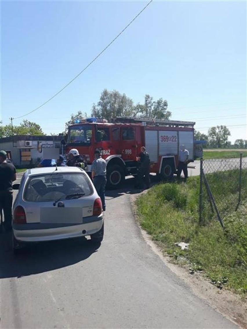 Wypadek w gminie Lubraniec. Volkswagen uderzył w drzewo [zdjęcia]