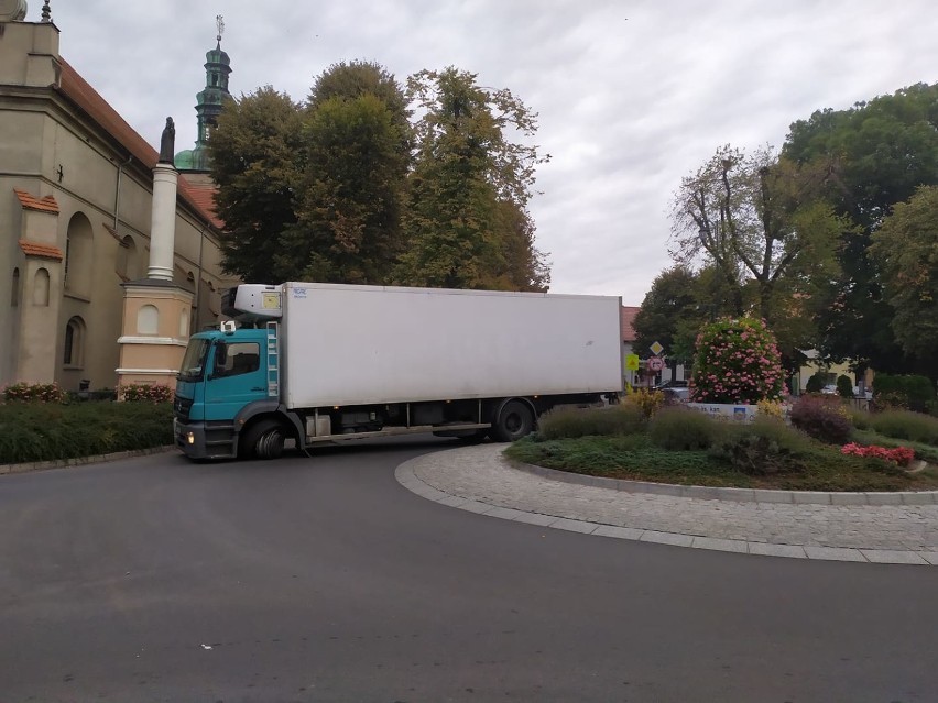 Ciężarówka zablokowała rondo w centrum Grodziska! [ZDJĘCIA]