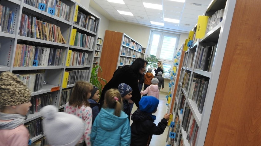 Przedszkolaki ze Staszowa odwiedziły bibliotekę. Poznały zaczarowany świat bajek (ZDJĘCIA)