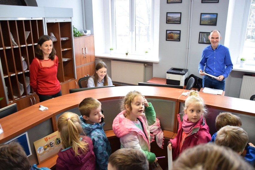 Dzieci z Przedszkola Nr 2 odwiedziły Starostwo Powiatowe (ZDJĘCIA)