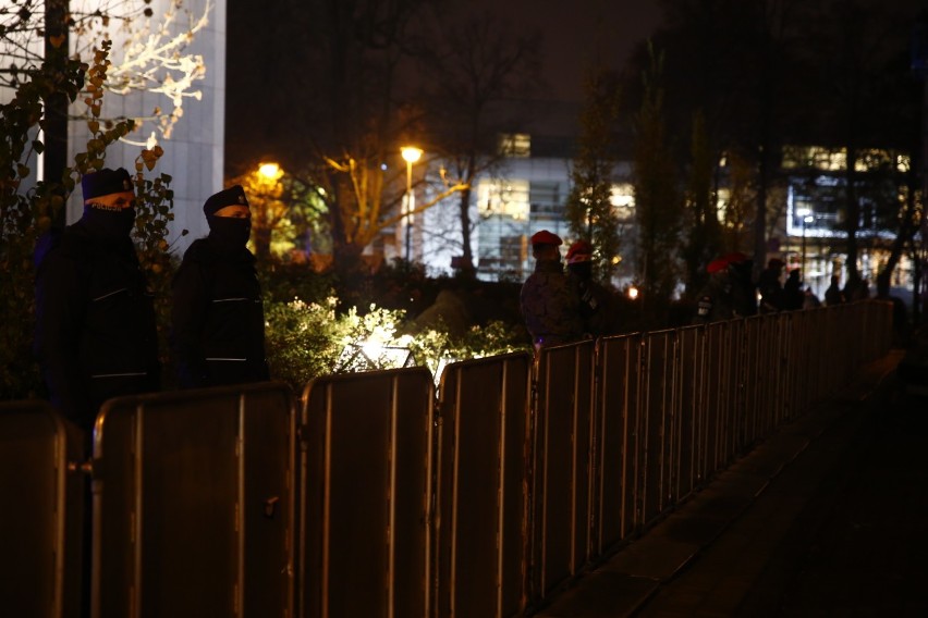 Strajk Kobiet rozpoczął blokadę Sejmu. Ogromne siły policji...