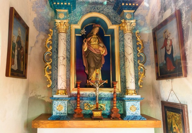 Wnętrze zabytkowej kapliczki na osiedlu Zwięczyca w Rzeszowie z rzeźbą świętej Rozalii już po konserwacji.