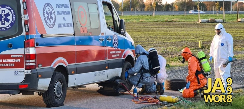 Jawor. Karetka z chorym na koronawirusa łapie gumę. Pomagają strażacy, ale w jakim rynsztunku!