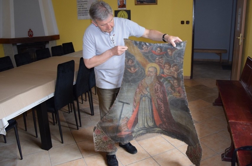 Zdjęty z ołtarza obraz św. Klemensa też wymaga konserwacji.