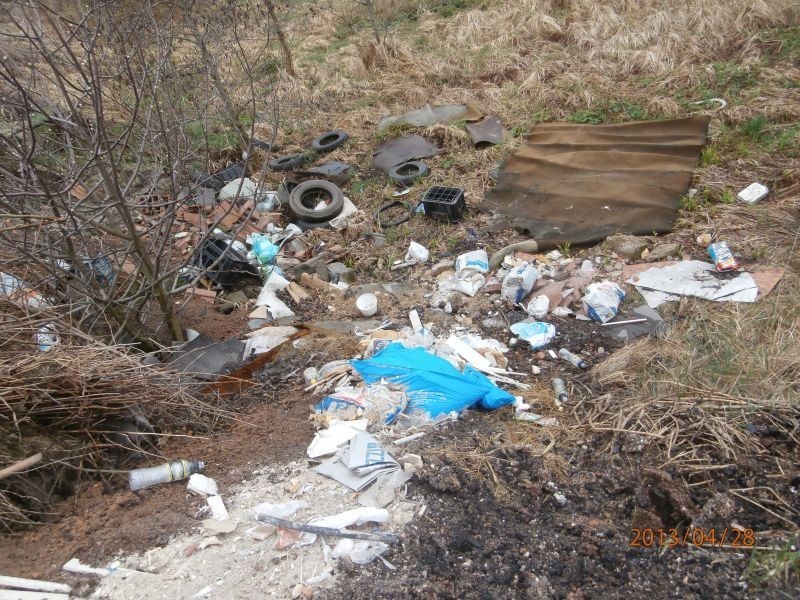 Nielegalne wysypisko śmieci w Strzebiniu ul. Polna