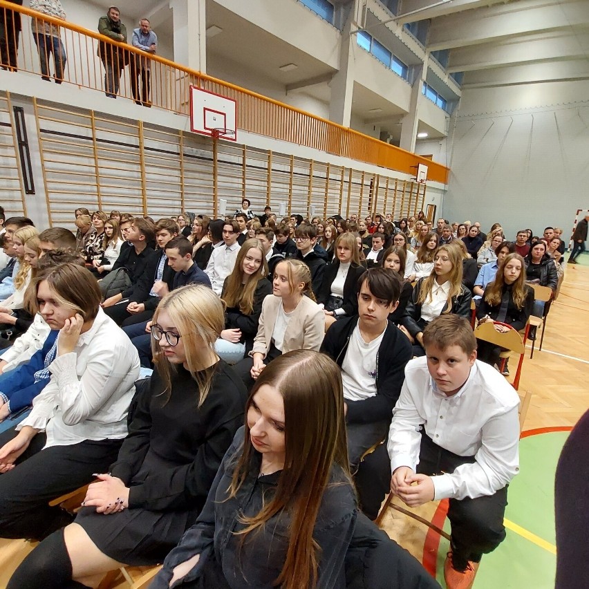 Uczniowie z Ostrowca odebrali certyfikaty językowe. Miasto zapłaciło za egzamin