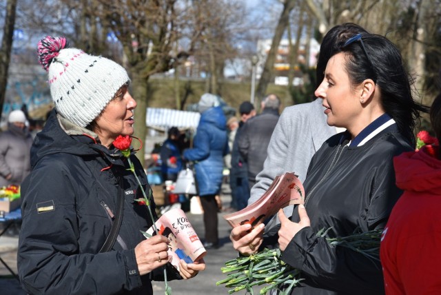 Dzień Kobiet w Częstochowie. Akcja "Z Kobietą NIE Wygrasz!"