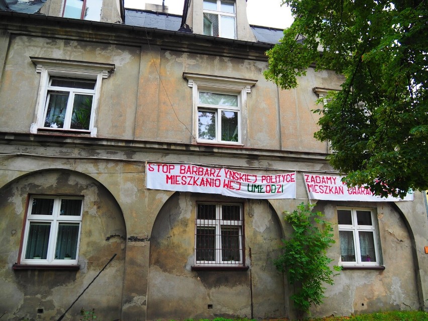 Protest mieszkańców przy ul. Nowej 26. Nie mogą wykupić mieszkań