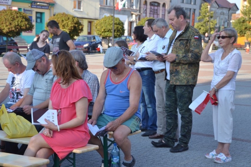 Śpiewanie na Powstanie na placu Dekerta w Lipnie 