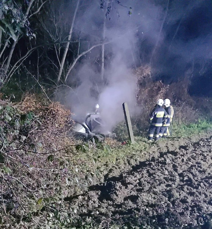 Dramatyczny wypadek w Darowicach koło Przemyśla. Trzy nastolatki uciekły z płonącego samochodu [ZDJĘCIA]