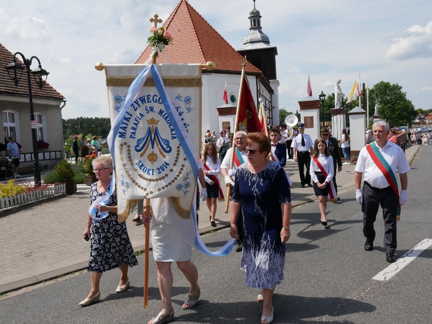 Boże Ciało Skoki. Ulicami miasta przeszła procesja. Wierni podążyli do czterech ołtarzy wokół rynku