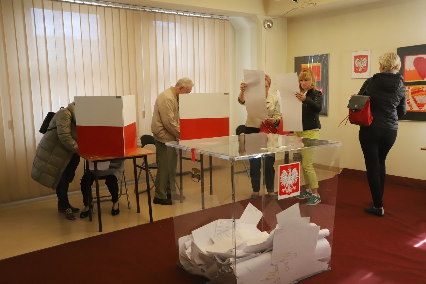 Głosowanie w OKW 91 na osiedlu Tysiąclecia w Katowicach