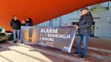 Protest przeciwko "lexCzarnek" w Kielcach. Kilka osób manifestowano przed Świętokrzyskim Urzędem Wojewódzkim. Zobaczcie zdjęcia