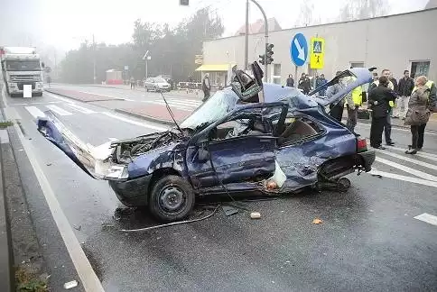 Bok renault został doszczętnie zmiażdżony.