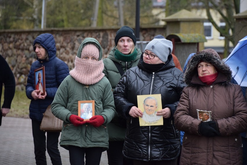 Z flagami papieskimi i narodowymi. Mieszkańcy Dąbrowy Białostockiej oddali hołd św. Janowi Pawłowi II idąc ulicami swego miasta