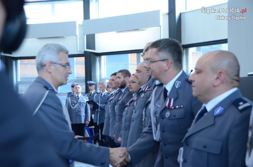 Policjanci z Piekar wyróżnieni odznakami w Komendzie Wojewódzkiej Policji [ZDJĘCIA]