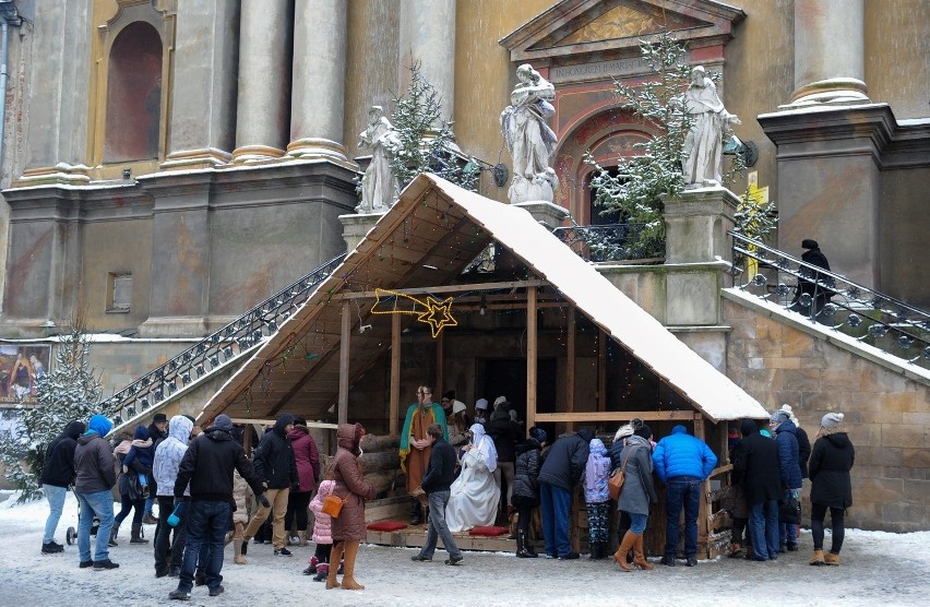 W niedzielę przy kościele ojców Franciszkanów w Przemyślu,...