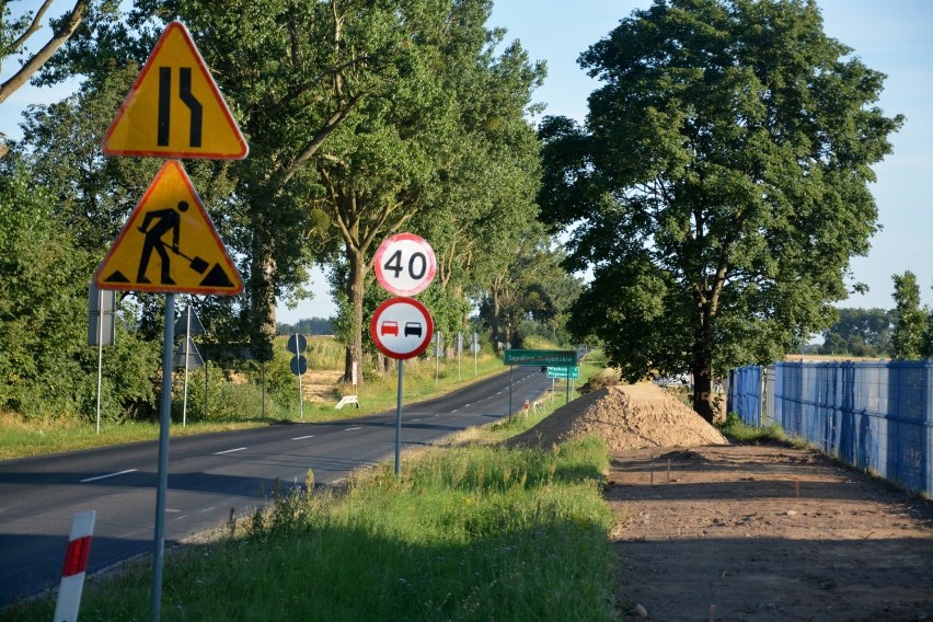 W Sępólnie ruszyła budowa ścieżki pieszo-rowerowej przy DW...