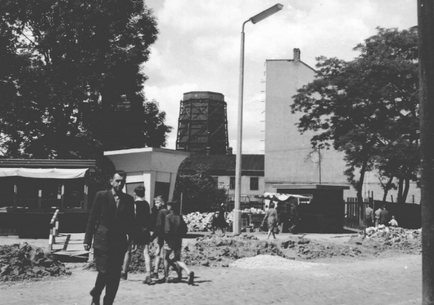 Lata 1955-1970 , Plac Małgorzatki. Po prawo ściana kamienicy...