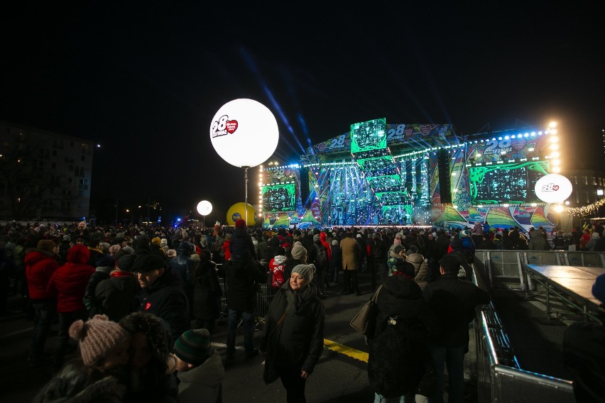 WOŚP 2020, Warszawa. Wielka scena na pl. Bankowym. Tłum ludzi i kilka godzin koncertów [ZDJĘCIA]