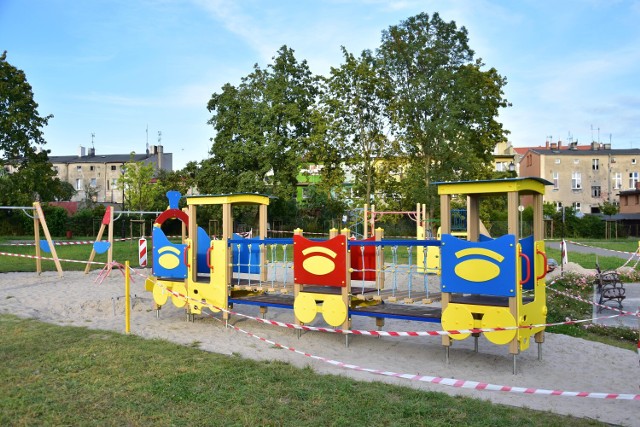 W parku między ul. Kościuszki i Sienkiewicza montowany jest plac zabaw.