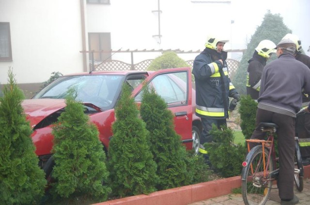 Wypadek w Nowej Wsi Zbąskiej. Wjechał w dom i uciekł