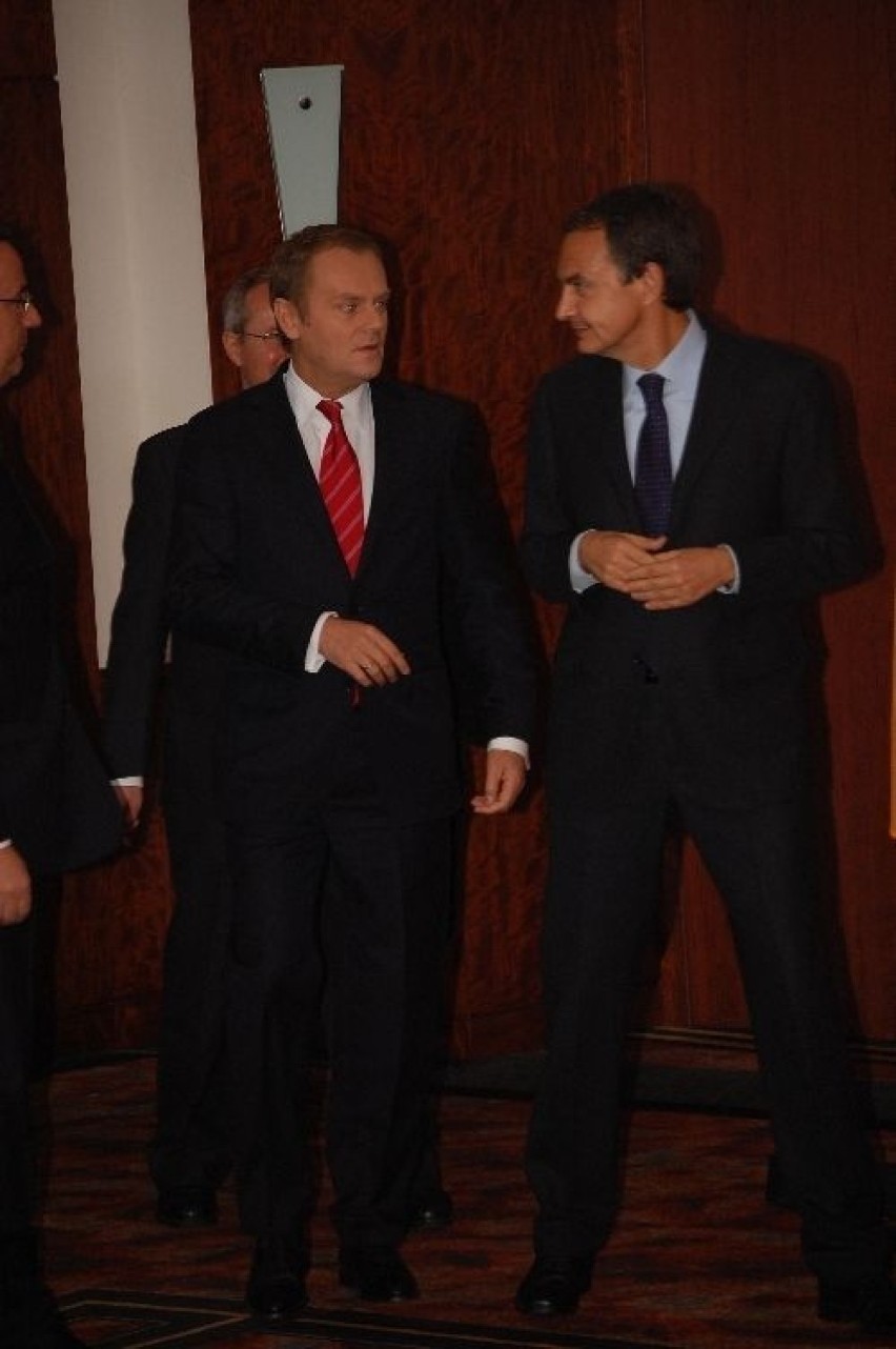 Premierzy Donald Tusk i Jose Luis Rodrigez Zapatero, przed...
