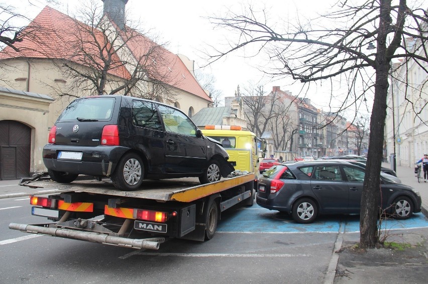 Kolejne zalegające wraki w Kaliszu zostały odholowane ZDJĘCIA