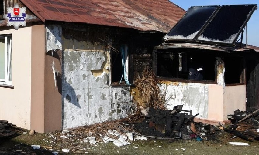 Pożar domu w Nieliszu. Dwie osoby trafiły do szpitala 