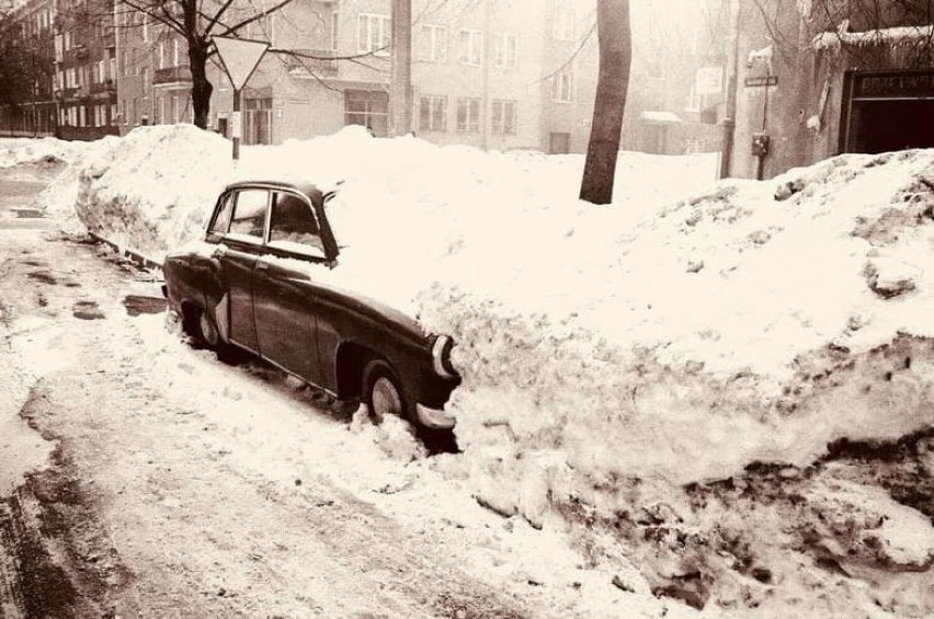 Tak wyglądała zima stulecia na Śląsku - gigantyczne zaspy i potężny mróz. To było dokładnie 45 lat temu. Zobaczcie ZDJĘCIA! 