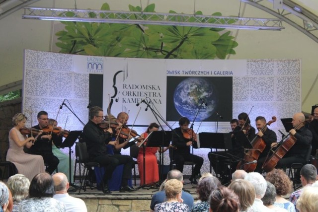 Pierwszy tegoroczny koncert z cyklu Lato z ROK-iem odbył się w muszli koncertowej w parku Kościuszki w Radomiu. Radomska Orkiestra Kameralna zagrała najpiękniejsze i najbardziej znane utwory muzyki klasycznej.