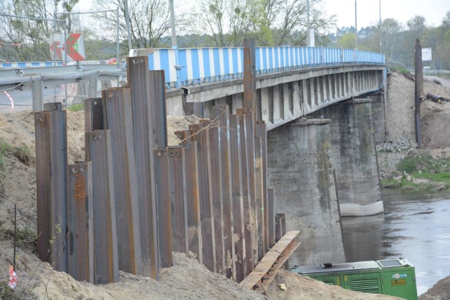 Most w Międzychodzie - prace w nurcie rzeki przez wysoki stan wody w Warcie zostały wstrzymane.