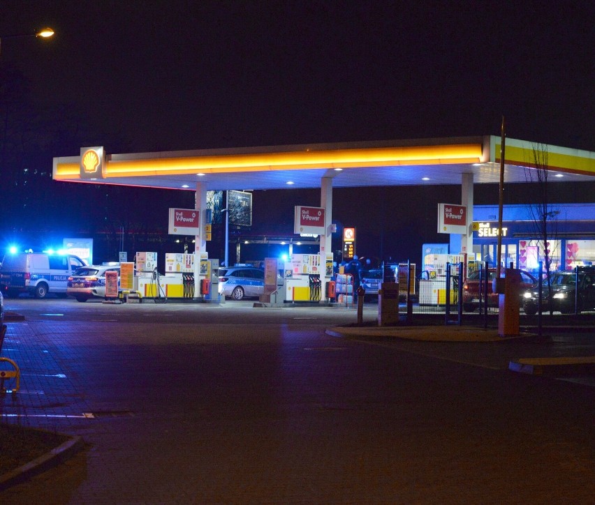 Samochód z kibicami Śląska został zatrzymany na stacji paliw...