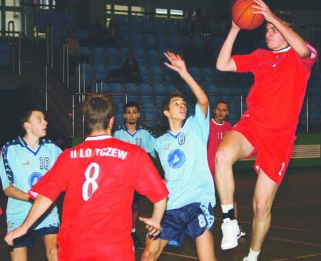 W pierwszym meczu powiatowej licealiady chłopcy z II LO Tczew (czerwone koszulki) pokonali 32:16 uczniów I LO Tczew (błękitne). Z piłką Marcin Neumann z II LO.
